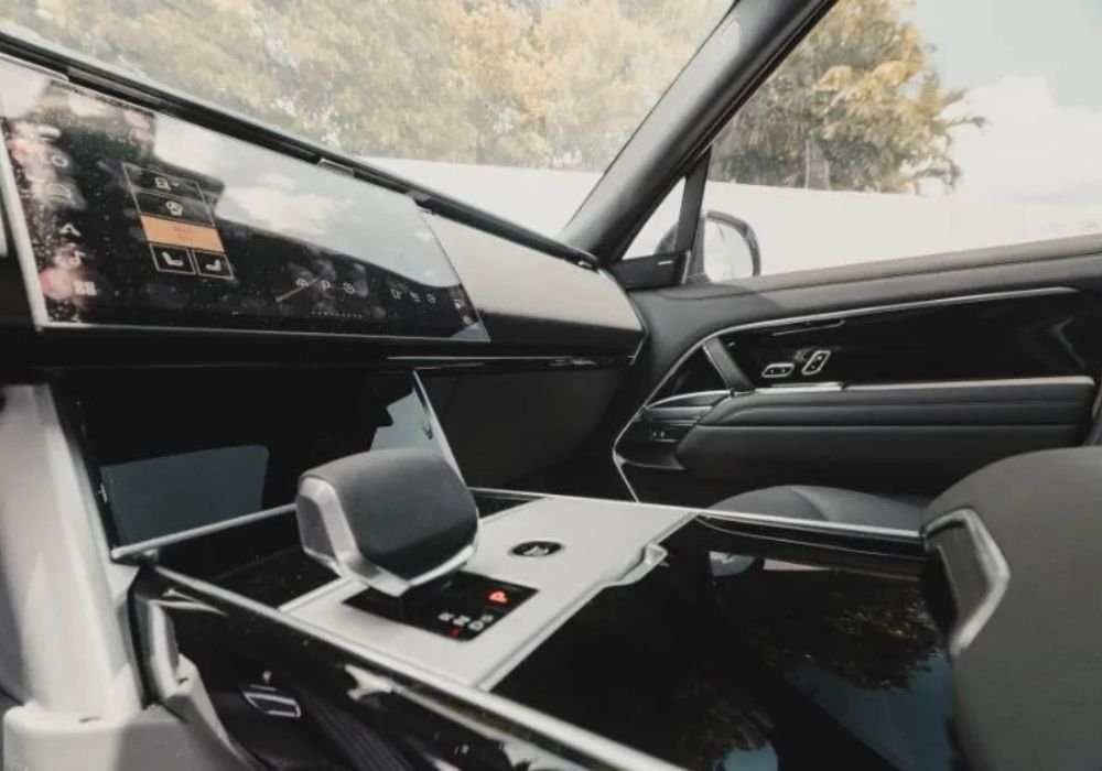 Range Rover P530 LWB Rental | Triumphant Luxury